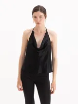 Top de satín negro con escote drapeado y tirantes finos tipo halter.