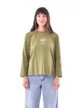 Remera verde militar de manga larga, con cuello redondo y estampado frontal de una planta monstera en una maceta, con la palabra "monstera" debajo.