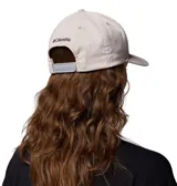 Gorra tipo snapback Columbia Lost Lager 110 color beige, con visera curva y parche frontal bordado con diseño de montaña.