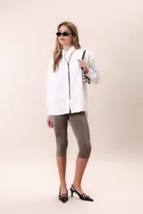 Pantalón capri tipo calza color marrón.