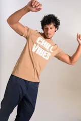 Remera tostada Original Penguin de manga corta y cuello redondo, con estampado frontal "Chill Vibes" en color blanco.