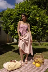 Pañuelo cuadrado multifunción de algodón liviano con rayas teñidas a mano en tonos rosados y amarillo.