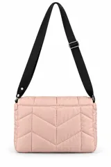 Cartera bandolera negra de diseño puffer acolchado, con solapa y costuras chevron. Cuenta con una correa ajustable de cinta resistente y un detalle de etiqueta frontal con el logo grabado.
