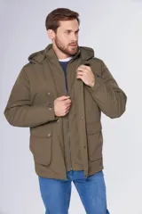 Campera de abrigo azul marino resistente al agua con capucha desmontable, cierre metálico y botones a presión personalizados. Tiene bolsillos en el frente y dos bolsillos internos.