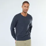 Sweater de punto fantasía color azul oscuro, manga larga, con cuello redondo y abertura frontal con tres botones. Presenta puños y bajo acanalados.