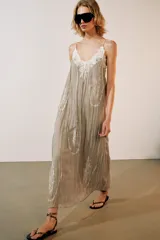 Vestido largo de viscosa color gris verdoso, con escote en pico, tirantes finos ajustables y detalles de bordados contrastantes en el cuerpo.