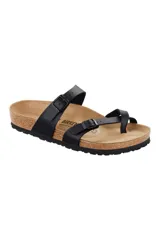 Sandalias Birkenstock Mayari con tiras finas cruzadas en el empeine y tira ajustable con hebilla en el lateral.