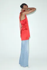 Vestido corto de satén color rojo, con escote recto, hombros descubiertos y detalle de foulard en el mismo tejido.