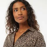 Camisa fluida de manga 3/4 con estampado animal print.