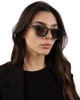 Lentes de sol cuadrados con montura verde oliva y lentes grises.