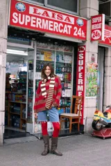 Sweater de tejido de punto con cuello redondo y mangas largas, de corte holgado, con rayas horizontales anchas en tonos marrón y morado.