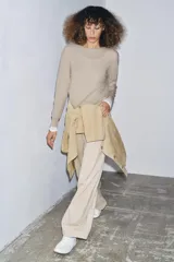 Jersey de punto liso color verde, con cuello redondo y manga larga. Confeccionado en hilatura de lana 100% con tacto suave.