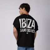 Remera oversize color blanco de interlock con sisas al corte, cuello redondo y estampa pequeña frontal con texto en negro.