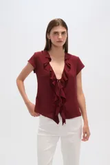 Top de viscosa color bordó con escote en V profundo, mangas cortas y detalle de volados frontales con lazo de ajuste.
