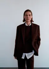 Blazer de corte recto confeccionado en lana, con cuello de solapa con muesca, cierre frontal de un botón, bolsillos laterales con solapa y bolsillo de ribete en el pecho.