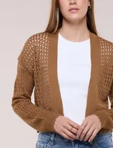 Cardigan corto de punto calado color marrón, con diseño abierto al frente, hombros caídos, mangas largas y terminaciones con bordes festoneados.