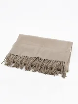 Pashmina de textura suave y acabado liso, con detalle de flecos en los extremos.