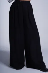 Pantalón sastrero blanco de corte palazzo, con cintura alta, elástico en la parte trasera y botón frontal.