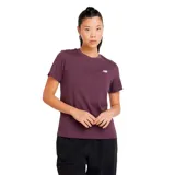 Remera de manga corta New Balance modelo Sport Essentials Jersey, color bordó, con cuello redondo y el logo de la marca bordado en el pecho en color blanco.