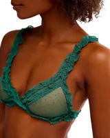 Bralette de encaje negro con malla transparente de puntos y ribetes de volantes en los bordes.