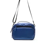 Cartera bandolera de cuero sintético color negro, con diseño rectangular, cierre superior, bolsillo frontal con cierre y manija superior. Incluye correa larga ajustable y extraíble para usar al hombro o cruzada.