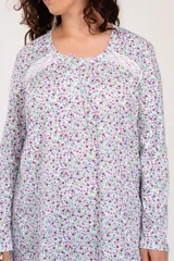 Camisón clásico de manga larga confeccionado en algodón estampado con detalle de puntilla en el cuello.