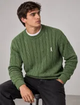 Sweater de punto verde con diseño de trenzas, cuello redondo acanalado y detalle de logo bordado en el pecho.