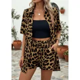 Conjunto de dos piezas compuesto por una camisa de manga corta con cuello italiano y cierre frontal de botones, y un short con cintura elástica y bolsillos laterales. Ambas prendas presentan un diseño estampado de animal print.