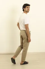 Pantalon de corte relaxed fit, confeccionado en una mezcla de lino y algodón. Presenta cintura elástica con cordón ajustable, bolsillos frontales y bolsillos traseros.
