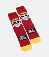 Medias de caña larga color bordó con estampado del logo de One Piece y la calavera de Monkey D. Luffy. Presentan puntera y borde superior en color amarillo, con talón en negro.