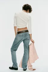 Jeans de tiro bajo y corte slim, color celeste con efecto lavado, con trabillas, cinco bolsillos y cierre frontal con cremallera y botón metálico.