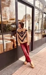 Pantalón slouchy de cuero ovino italiano color burdeos, corte mom fit con tiro semi alto, tajos inferiores y bolsillos laterales.