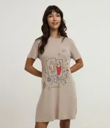 Camisón de manga corta y cuello redondo, color beige, confeccionado en viscolycra, con un estampado central de dos cartas de tarot místicas con un corazón rojo, flores y texto.