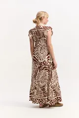 Vestido largo con estampado en tonos marrón y crudo, escote en V y mangas cortas con volados.