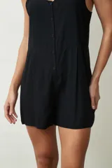 Mono corto negro con breteles finos y botones frontales.