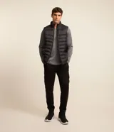 Remera deportiva de manga larga para hombre, color gris melange, con cuello redondo y tecnología dry con protección UV.