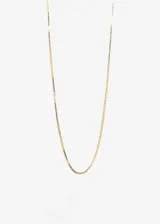 Cadena fina de eslabones cuadrados color dorado, con baño de oro 18k hipoalergénico.