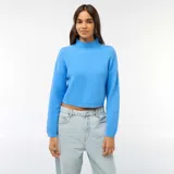 Sweater de punto grueso en color azul, con cuello alto y diseño de manga larga.