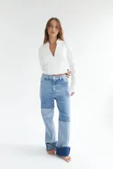 Pantalón de jean de corte recto, con diseño patchwork en diferentes tonos de azul.