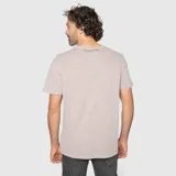 Remera de cuello redondo y manga corta, confeccionada en algodón orgánico slub con textura sutil. Presenta un diseño minimalista de corte clásico.