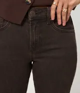 Pantalón de jean Marfinno modelo cropped flare, de tiro medio, color marrón oscuro. Presenta cierre frontal con cremallera y botón metálico, trabillas en la cintura, bolsillos funcionales delanteros y bolsillos traseros aplicados con costuras curvas.
