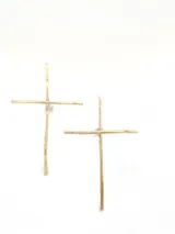 Aros colgantes con forma de cruz, color dorado, con textura irregular.