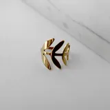 Anillo dorado con forma de ramita creciente, fabricado en acero con acabado en oro de 18k.