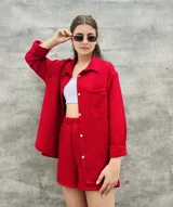 Camisa de corte oversize color rojo, con cuello clásico, cierre frontal de botones y bolsillo en el pecho.