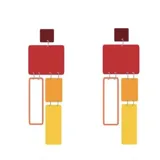 Par de aros colgantes con forma geométrica rectangular, hechos de acrílico en colores rojo, naranja y amarillo.