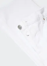 Jeans de corte recto y tiro medio, confeccionados en tejido de algodón estilo tejano. Presentan diseño clásico de cinco bolsillos, cierre de botones y trabillas para cinturón.