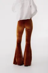 Pantalón Oxford de terciopelo color camel.