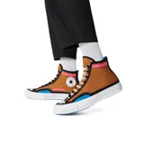 Championes Converse Chuck 70 Trail de caña alta, con diseño inspirado en el senderismo. Presenta una capellada de malla color marrón con detalles en rosa y azul, puntera de goma blanca y suela de plataforma.