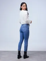 Pantalón jean skinny azul oscuro, marca Royalty. Con pretina con pasadores, cierre y botón metálico. Delantera y trasera con bolsillos aplicados. Largo regular, tiro alto y skinny fit.