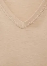 Camiseta de manga corta color beige, con cuello en V y corte regular fit.